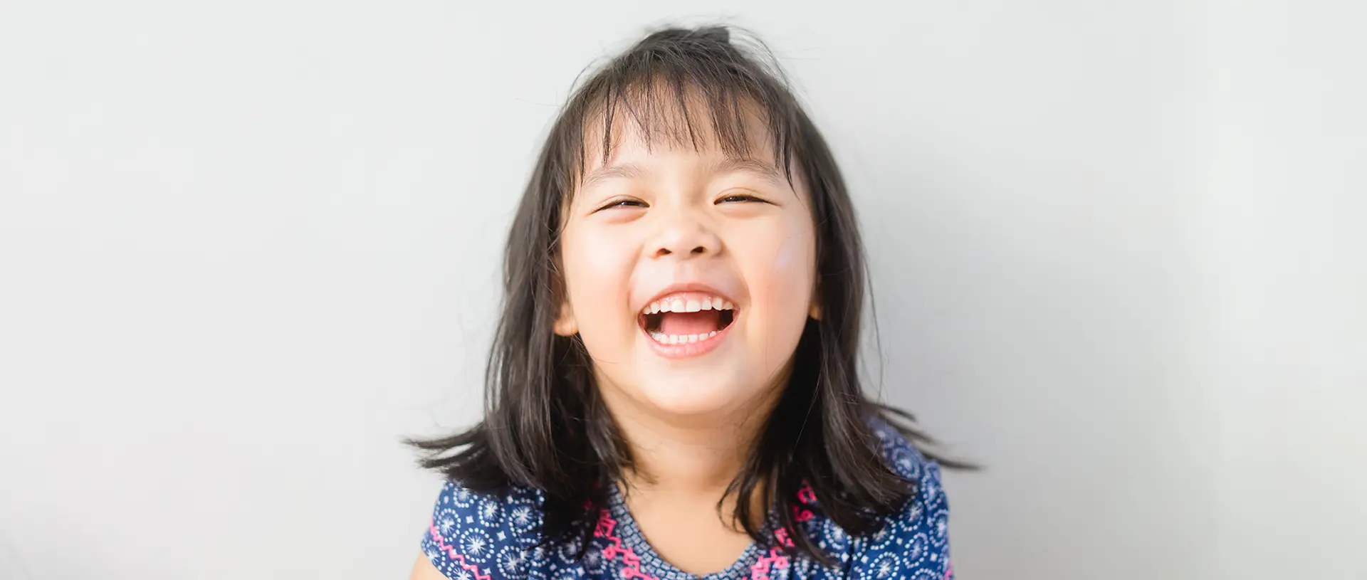 お子さまの笑顔と成長を守るために─やさしく丁寧な治療と予防で、健康な歯を育みます
